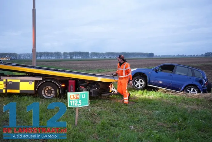 Auto in sloot na aanrijding met doorgereden busje op A59 Sprang-Capelle 12 Auto in sloot na aanrijding met doorgereden busje op A59 Sprang-Capelle 112 De Langstraat
