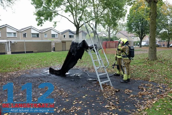 Glijbaan in brand bij Willaertpark in Waalwijk: politie vermoedt brandstichting 5 Glijbaan in brand bij Willaertpark in Waalwijk: politie vermoedt brandstichting 112 De Langstraat