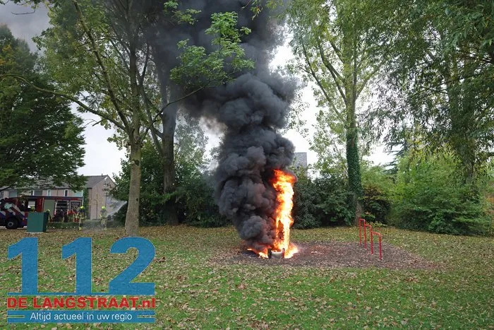 Glijbaan in brand bij Willaertpark in Waalwijk: politie vermoedt brandstichting 1 Glijbaan in brand bij Willaertpark in Waalwijk: politie vermoedt brandstichting 112 De Langstraat