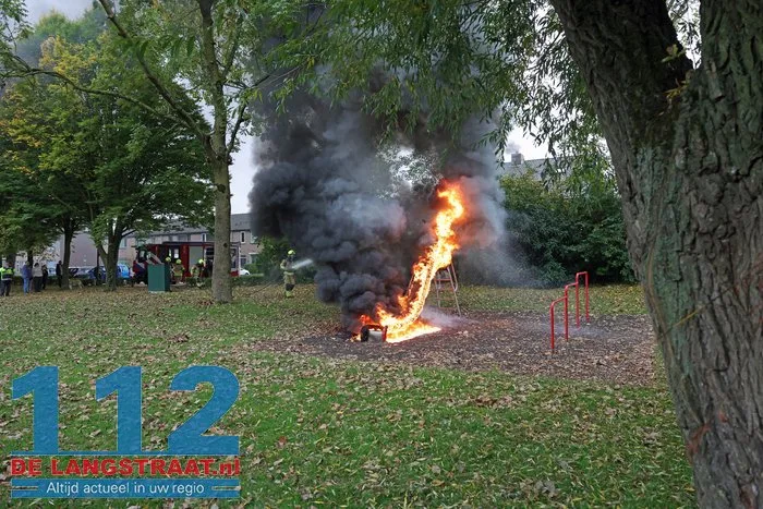 Glijbaan in brand bij Willaertpark in Waalwijk: politie vermoedt brandstichting 2 Glijbaan in brand bij Willaertpark in Waalwijk: politie vermoedt brandstichting 112 De Langstraat