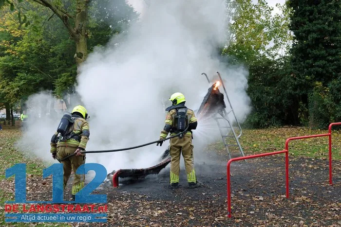Glijbaan in brand bij Willaertpark in Waalwijk: politie vermoedt brandstichting 4 Glijbaan in brand bij Willaertpark in Waalwijk: politie vermoedt brandstichting 112 De Langstraat