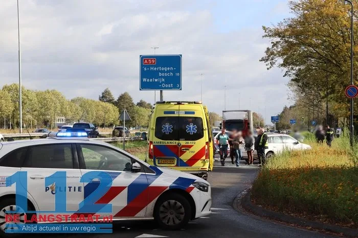 Aanrijding met drie voertuigen op de Taxandriaweg in Waalwijk 112 De Langstraat