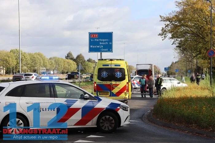 Aanrijding met drie voertuigen op de Taxandriaweg in Waalwijk 112 De Langstraat