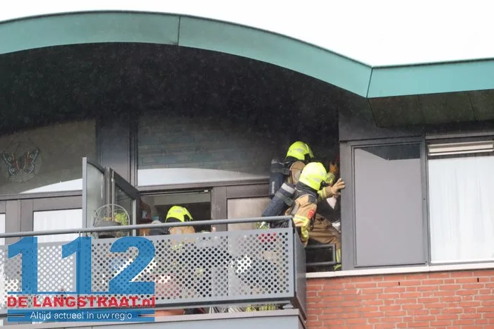 Brand op balkon bij Antoniushof in Waalwijk zorgt voor veel rook: meerdere mensen naar ziekenhuis 3 Brand op balkon bij Antoniushof in Waalwijk zorgt voor veel rook: meerdere mensen naar ziekenhuis 112 De Langstraat