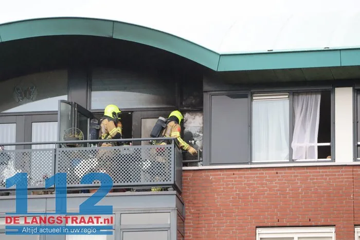 Brand op balkon bij Antoniushof in Waalwijk zorgt voor veel rook: meerdere mensen naar ziekenhuis 6 Brand op balkon bij Antoniushof in Waalwijk zorgt voor veel rook: meerdere mensen naar ziekenhuis 112 De Langstraat