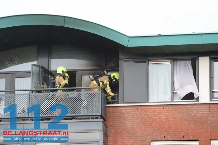 Brand op balkon bij Antoniushof in Waalwijk zorgt voor veel rook: meerdere mensen naar ziekenhuis 7 Brand op balkon bij Antoniushof in Waalwijk zorgt voor veel rook: meerdere mensen naar ziekenhuis 112 De Langstraat