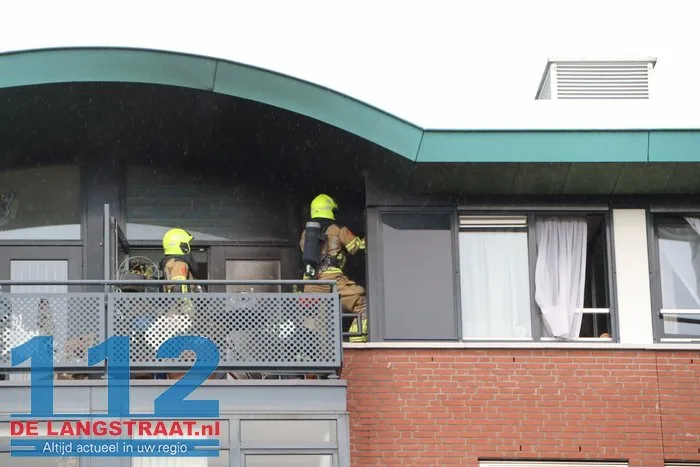 Brand op balkon bij Antoniushof in Waalwijk zorgt voor veel rook: meerdere mensen naar ziekenhuis 8 Brand op balkon bij Antoniushof in Waalwijk zorgt voor veel rook: meerdere mensen naar ziekenhuis 112 De Langstraat