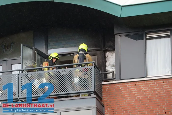 Brand op balkon bij Antoniushof in Waalwijk zorgt voor veel rook: meerdere mensen naar ziekenhuis 9 Brand op balkon bij Antoniushof in Waalwijk zorgt voor veel rook: meerdere mensen naar ziekenhuis 112 De Langstraat
