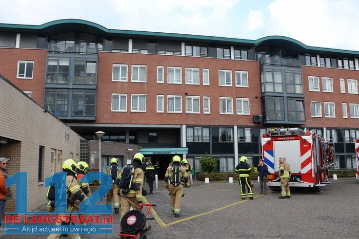 Brand op balkon bij Antoniushof in Waalwijk zorgt voor veel rook: meerdere mensen naar ziekenhuis 15 Brand op balkon bij Antoniushof in Waalwijk zorgt voor veel rook: meerdere mensen naar ziekenhuis 112 De Langstraat
