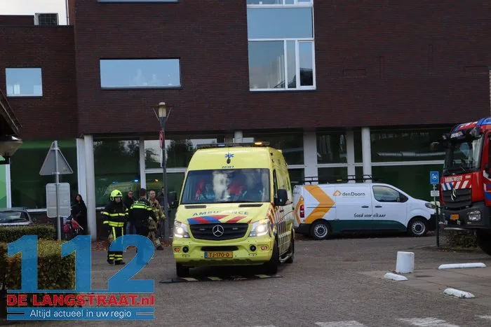 Brand op balkon bij Antoniushof in Waalwijk zorgt voor veel rook: meerdere mensen naar ziekenhuis 17 Brand op balkon bij Antoniushof in Waalwijk zorgt voor veel rook: meerdere mensen naar ziekenhuis 112 De Langstraat