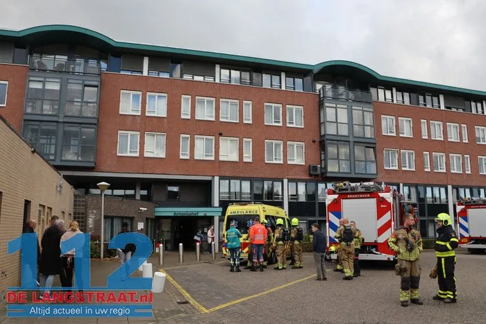 Brand op balkon bij Antoniushof in Waalwijk zorgt voor veel rook: meerdere mensen naar ziekenhuis 21 Brand op balkon bij Antoniushof in Waalwijk zorgt voor veel rook: meerdere mensen naar ziekenhuis 112 De Langstraat