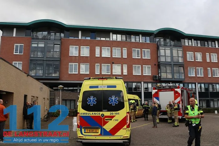 Brand op balkon bij Antoniushof in Waalwijk zorgt voor veel rook: meerdere mensen naar ziekenhuis 22 Brand op balkon bij Antoniushof in Waalwijk zorgt voor veel rook: meerdere mensen naar ziekenhuis 112 De Langstraat