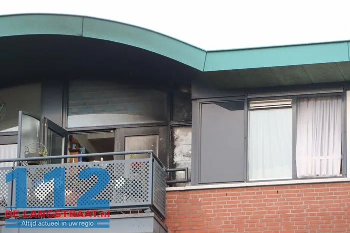 Brand op balkon bij Antoniushof in Waalwijk zorgt voor veel rook: meerdere mensen naar ziekenhuis 26 Brand op balkon bij Antoniushof in Waalwijk zorgt voor veel rook: meerdere mensen naar ziekenhuis 112 De Langstraat