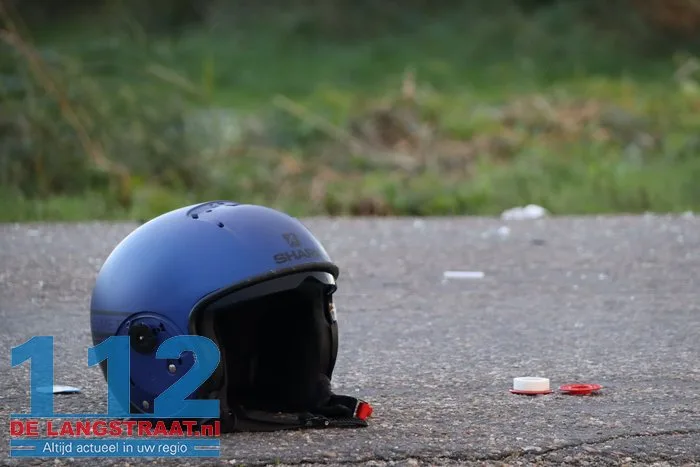 Scooterrijder ernstig gewond na ongeval met auto Tolweg Sprang-Capelle 13 Scooterrijder ernstig gewond na ongeval met auto Tolweg Sprang-Capelle 112 De Langstraat