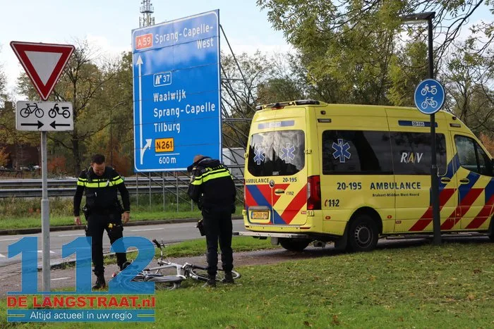 Fietser lichtgewond bij aanrijding met auto aan de Altenaweg in Waalwijk 1 Fietser lichtgewond bij aanrijding met auto aan de Altenaweg in Waalwijk 112 De Langstraat