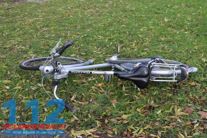 Fietser lichtgewond bij aanrijding met auto aan de Altenaweg in Waalwijk 4 Fietser lichtgewond bij aanrijding met auto aan de Altenaweg in Waalwijk 112 De Langstraat