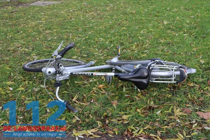Fietser lichtgewond bij aanrijding met auto aan de Altenaweg in Waalwijk 5 Fietser lichtgewond bij aanrijding met auto aan de Altenaweg in Waalwijk 112 De Langstraat