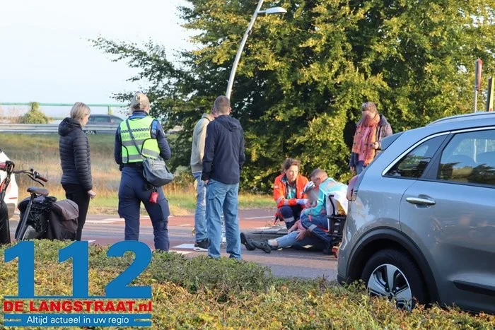 Fietsster valt op asfalt na botsing met auto in Drunen, moet gewond naar ziekenhuis 112 De Langstraat