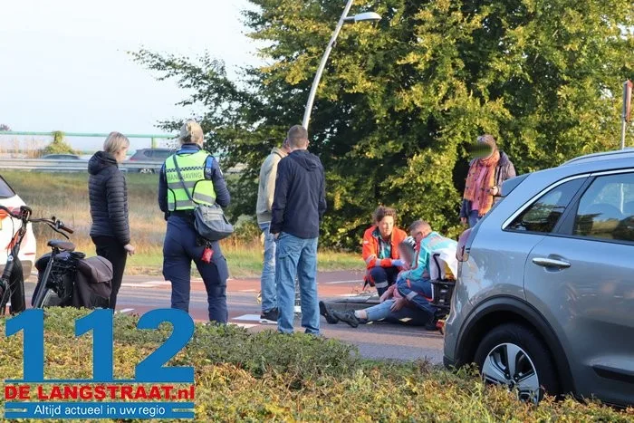 Fietsster valt op asfalt na botsing met auto in Drunen, moet gewond naar ziekenhuis 112 De Langstraat