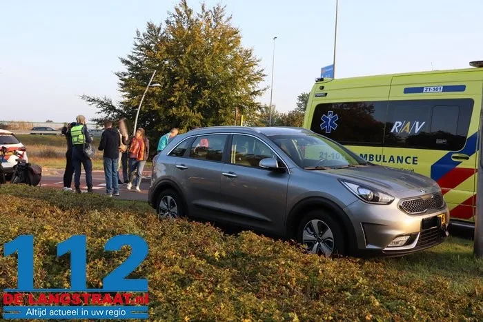 Fietsster valt op asfalt na botsing met auto in Drunen, moet gewond naar ziekenhuis 112 De Langstraat