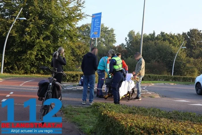 Fietsster valt op asfalt na botsing met auto in Drunen, moet gewond naar ziekenhuis 112 De Langstraat