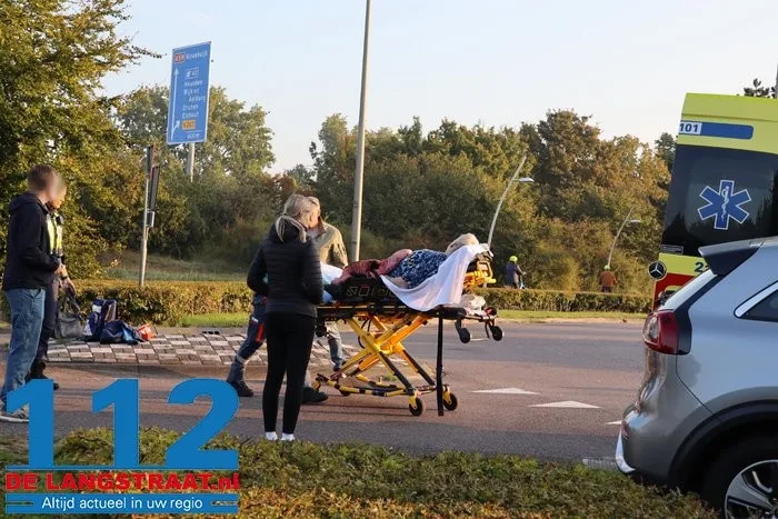 Fietsster valt op asfalt na botsing met auto in Drunen, moet gewond naar ziekenhuis 112 De Langstraat