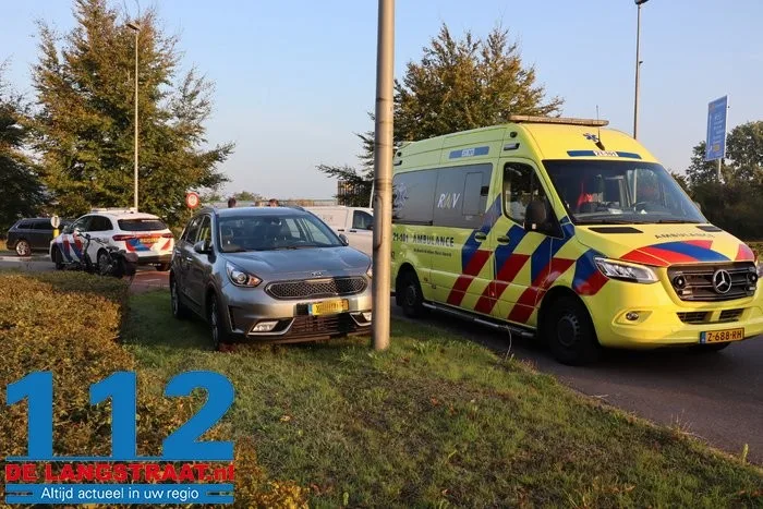 Fietsster valt op asfalt na botsing met auto in Drunen, moet gewond naar ziekenhuis 112 De Langstraat