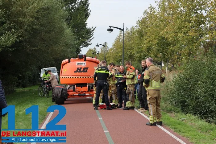 Oudere fietser belandt in sloot in Waalwijk: mannen springen erin en halen hem naar de kant 112 De Langstraat
