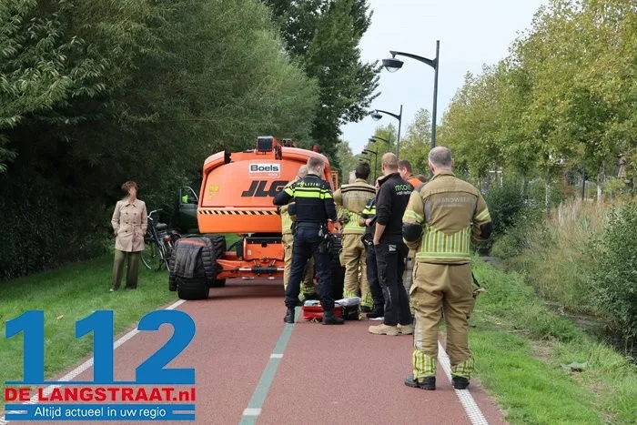 Oudere fietser belandt in sloot in Waalwijk: mannen springen erin en halen hem naar de kant 112 De Langstraat