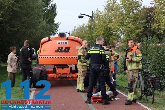 Oudere fietser belandt in sloot in Waalwijk: mannen springen erin en halen hem naar de kant 112 De Langstraat