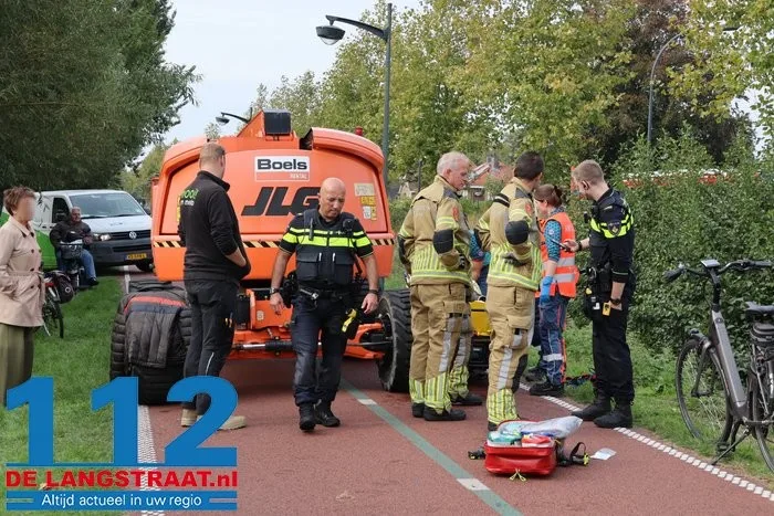 Oudere fietser belandt in sloot in Waalwijk: mannen springen erin en halen hem naar de kant 112 De Langstraat