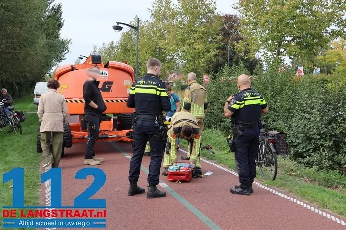 Oudere fietser belandt in sloot in Waalwijk: mannen springen erin en halen hem naar de kant 112 De Langstraat
