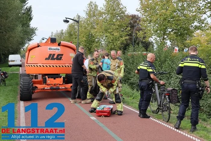 Oudere fietser belandt in sloot in Waalwijk: mannen springen erin en halen hem naar de kant 112 De Langstraat