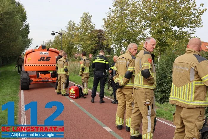 Oudere fietser belandt in sloot in Waalwijk: mannen springen erin en halen hem naar de kant 112 De Langstraat