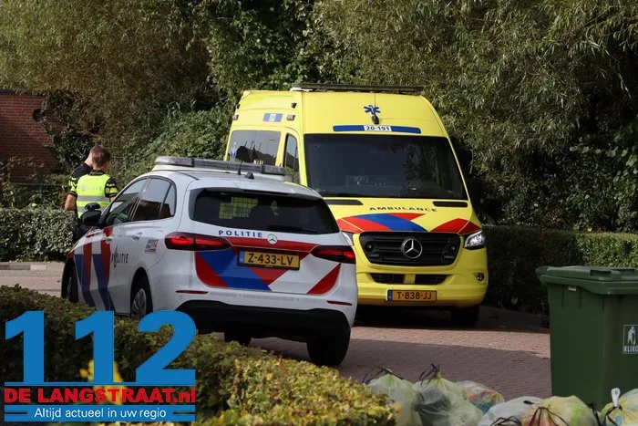 Oudere fietser belandt in sloot in Waalwijk: mannen springen erin en halen hem naar de kant 112 De Langstraat