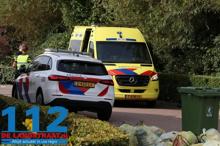 Oudere fietser belandt in sloot in Waalwijk: mannen springen erin en halen hem naar de kant 112 De Langstraat