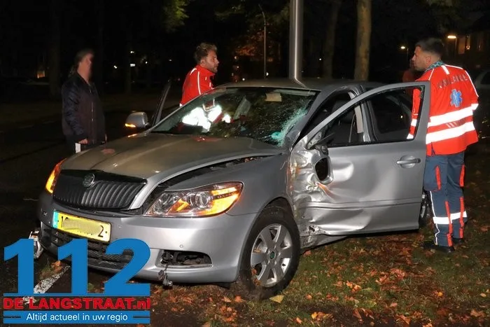 Automobilist rijdt tegen boom aan in Drunen 112 De Langstraat