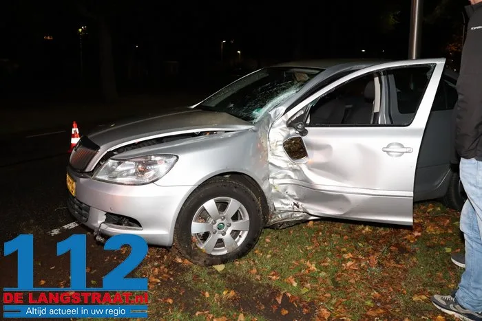 Automobilist rijdt tegen boom aan in Drunen 112 De Langstraat