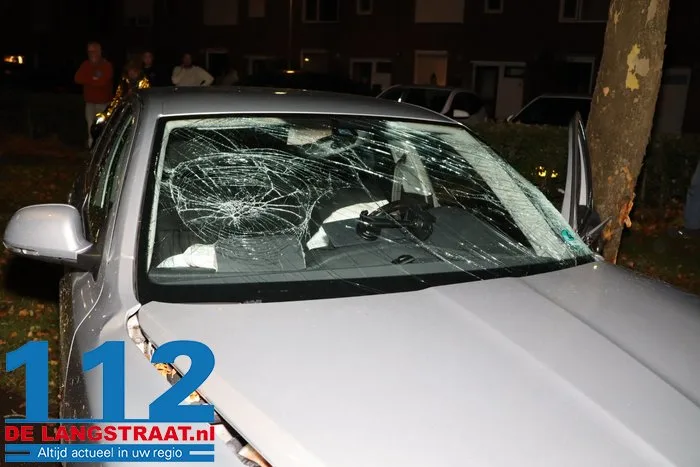 Automobilist rijdt tegen boom aan in Drunen 112 De Langstraat