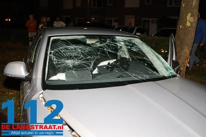Automobilist rijdt tegen boom aan in Drunen 112 De Langstraat