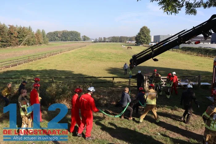 Grote brandweeractie voor paard in sloot aan Waspiksedijk Sprang-Capelle 112 De Langstraat