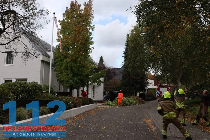 Brandweer zaagt boom om die dreigt om te vallen Waalwijk 112 De Langstraat