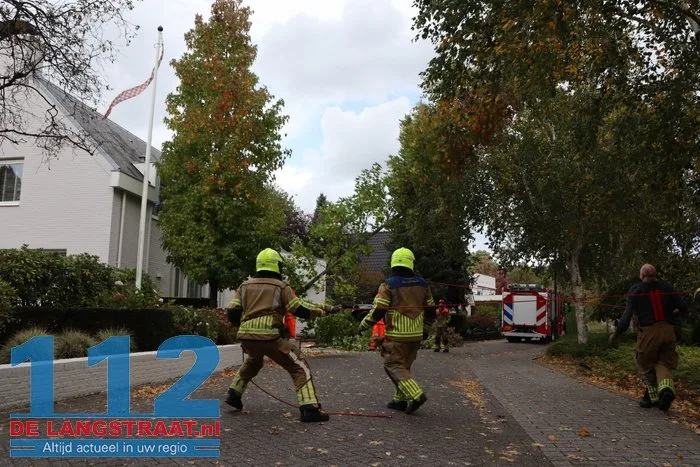 Brandweer zaagt boom om die dreigt om te vallen Waalwijk 112 De Langstraat