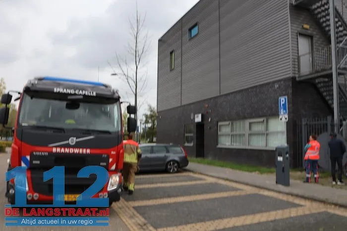Brandweer onderzoekt gaslucht bij ambulancepost in Waalwijk 1 Brandweer onderzoekt gaslucht bij ambulancepost in Waalwijk 112 De Langstraat