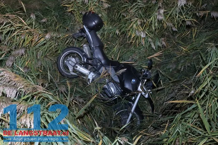 Motorrijder belandt in sloot aan de Veerweg in Sprang-Capelle 7 Motorrijder belandt in sloot aan de Veerweg in Sprang-Capelle 112 De Langstraat