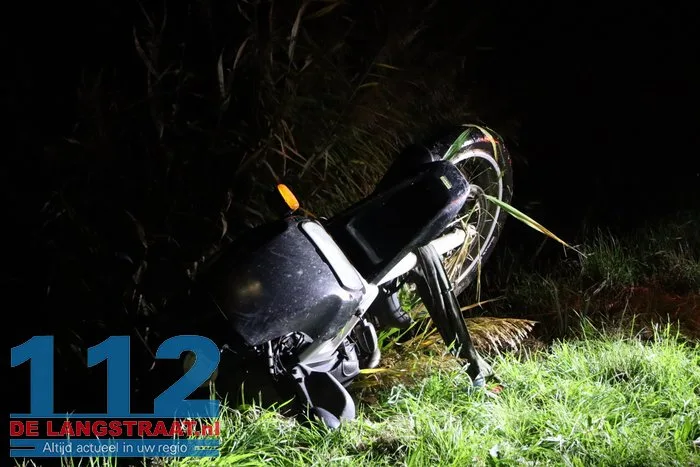 Motorrijder belandt in sloot aan de Veerweg in Sprang-Capelle 10 Motorrijder belandt in sloot aan de Veerweg in Sprang-Capelle 112 De Langstraat
