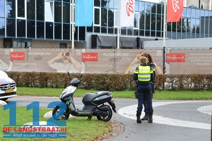 Scooterrijder lichtgewond bij aanrijding op kruising Havenweg in Waalwijk 6 Scooterrijder lichtgewond bij aanrijding op kruising Havenweg in Waalwijk 112 De Langstraat