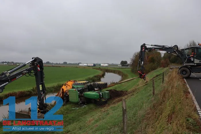 Tractor met aanhanger geladen met grond van de weg Waspik 1 Tractor met aanhanger geladen met grond van de weg Waspik 112 De Langstraat