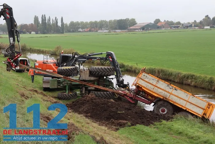 Tractor met aanhanger geladen met grond van de weg Waspik 2 Tractor met aanhanger geladen met grond van de weg Waspik 112 De Langstraat