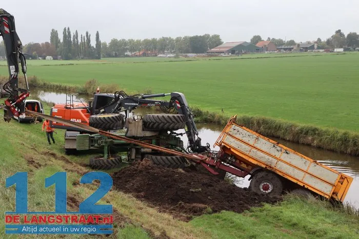 Tractor met aanhanger geladen met grond van de weg Waspik 3 Tractor met aanhanger geladen met grond van de weg Waspik 112 De Langstraat